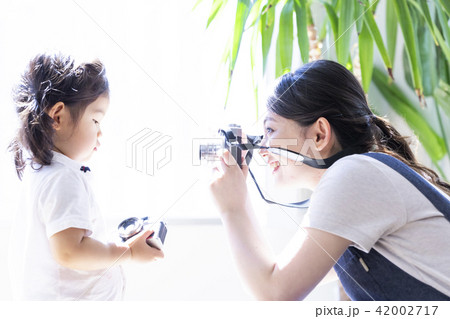 カメラ女子と3歳の女の子 42002717