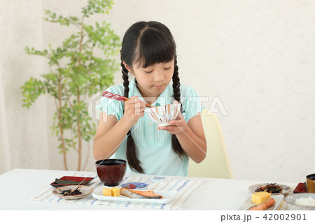 ご飯を食べる女の子 42002901