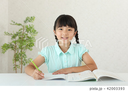 勉強する小学生 勉強する小学生 42003393