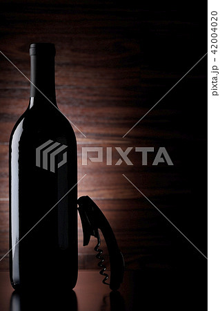 シルエット ワインボトルとオープナー の写真素材 4040