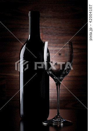 シルエット ワインボトルとグラス の写真素材