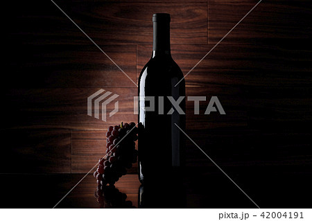 シルエット ワインボトルと葡萄 の写真素材