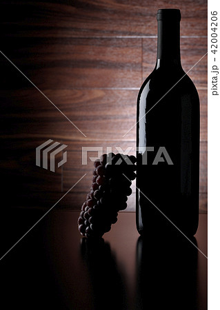 シルエット ワインボトルと葡萄 の写真素材 4046
