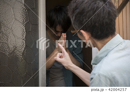 ぼろアパートの住人と大家 42004257