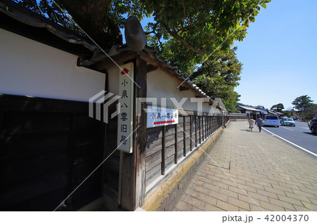 島根県松江市の小泉八雲旧居付近の武家屋敷通り 42004370