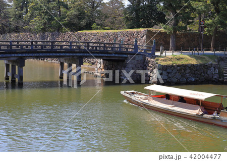 松江市の堀川遊覧船が北惣門橋付近航行 松江市の堀川遊覧船が北惣門橋付近航行 42004477