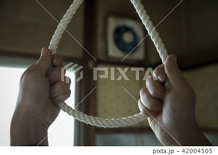 悩む男性 42004505