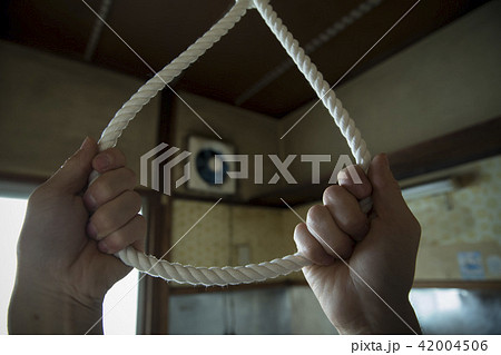 悩む男性 42004506