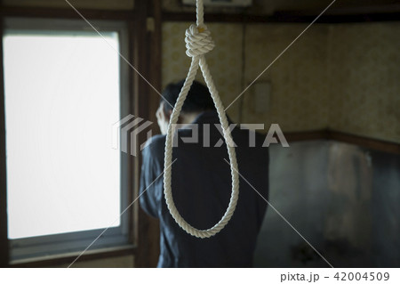 悩む男性 42004509