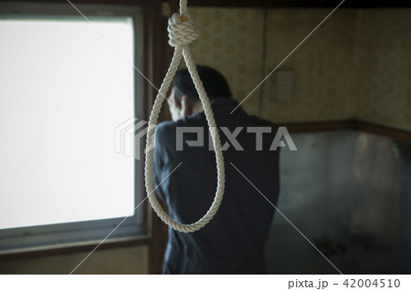 悩む男性 42004510