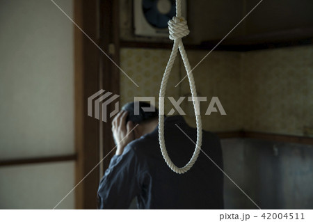 悩む男性 42004511