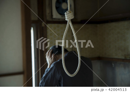 悩む男性 悩む男性 42004513