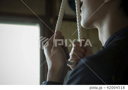 悩む男性 42004518