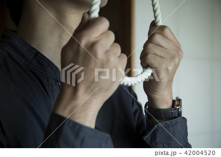 悩む男性 42004520