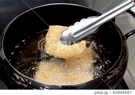 厚揚げを揚げる 42004697