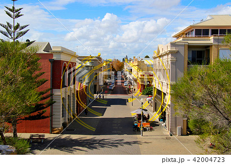 西オーストラリアの州都パース近郊の港町 フリーマントルの奥行感あるアートな街並みをラウンドハウスからの写真素材