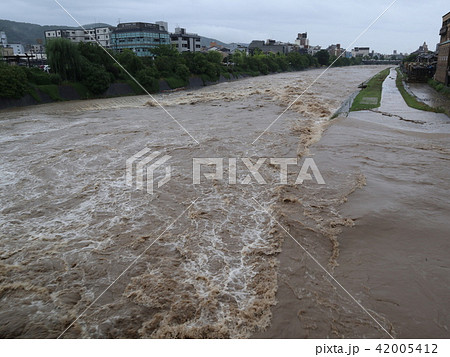 平成30年7月豪雨の際の鴨川、三条大橋から_2018年7月6日16時撮影 42005412