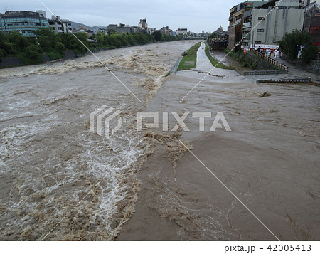平成30年7月豪雨の際の鴨川、三条大橋から_2018年7月6日16時撮影 平成30年7月豪雨の際の鴨川、三条大橋から_2018年7月6日16時撮影 42005413