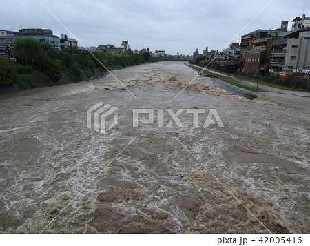 平成30年7月豪雨の際の鴨川、三条大橋から_2018年7月6日16時撮影 42005416