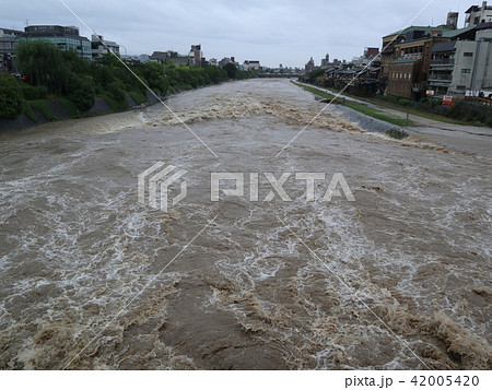 平成30年7月豪雨の際の鴨川、三条大橋から_2018年7月6日16時撮影 42005420