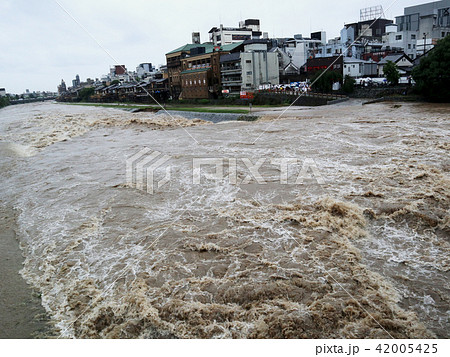 平成30年7月豪雨の際の鴨川、三条大橋から_2018年7月6日16時撮影 平成30年7月豪雨の際の鴨川、三条大橋から_2018年7月6日16時撮影 42005425