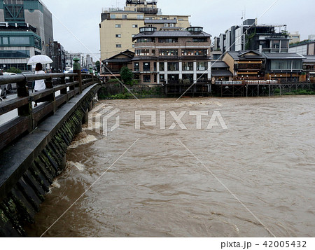 平成30年7月豪雨の際の鴨川、三条大橋から_2018年7月6日16時撮影 42005432