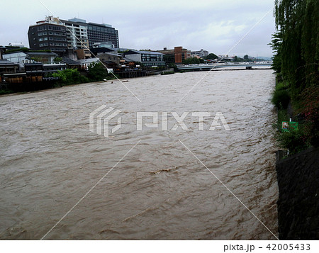 平成30年7月豪雨の際の鴨川、三条大橋から_2018年7月6日16時撮影 42005433