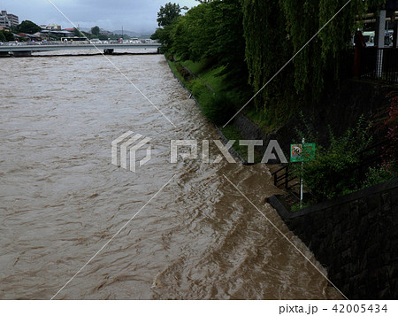 平成30年7月豪雨の際の鴨川、三条大橋から_2018年7月6日16時撮影 平成30年7月豪雨の際の鴨川、三条大橋から_2018年7月6日16時撮影 42005434