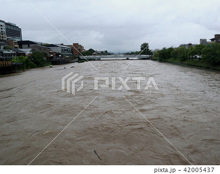 平成30年7月豪雨の際の鴨川、三条大橋から_2018年7月6日16時撮影 平成30年7月豪雨の際の鴨川、三条大橋から_2018年7月6日16時撮影 42005437