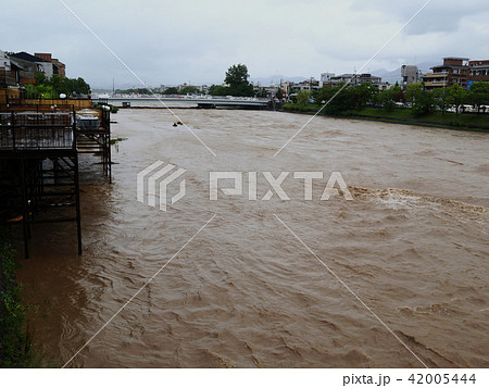 平成30年7月豪雨の際の鴨川、三条大橋から_2018年7月6日16時撮影 平成30年7月豪雨の際の鴨川、三条大橋から_2018年7月6日16時撮影 42005444