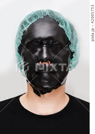 Male patient with skin alginate mask on face 42005753