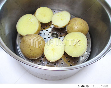 蒸し器で蒸したジャガイモ(男爵)爪楊枝を刺す 42006906