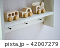 木でできた車のおもちゃ 42007279