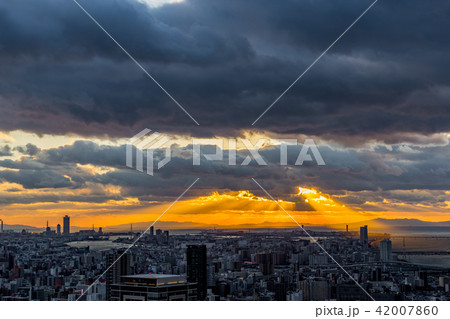 【大阪府】夕暮れの都市風景 42007860