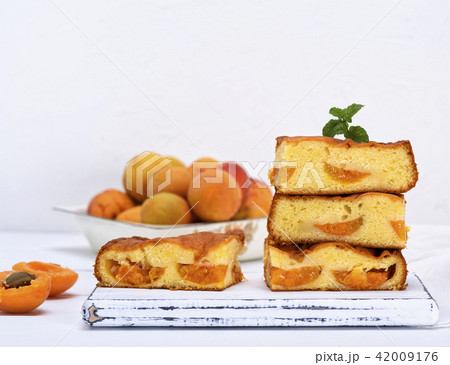 pieces of cake sponges with fresh apricots pieces of cake sponges with fresh apricots 42009176