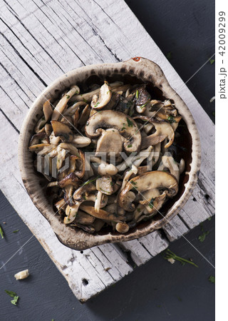 cooked mixed mushrooms 42009299