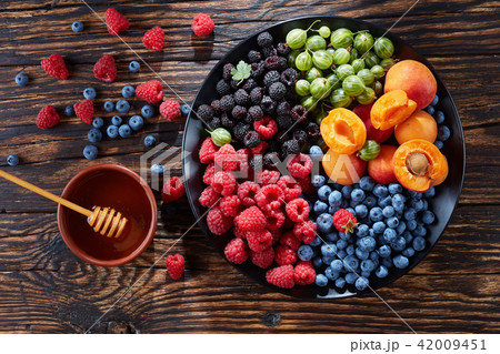 Fruit and berries platter, top view Fruit and berries platter, top view 42009451