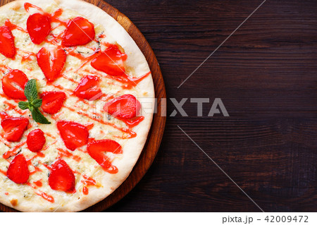 strawberry pizza flat lay with copy space strawberry pizza flat lay with copy space 42009472