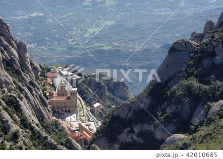 モンセラットの村　スペイン　モンセラット山 42010685