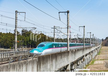 東北新幹線はやぶさとこまちの連結疾走の写真素材