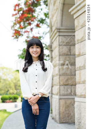 女性 メス 女の人 42014834