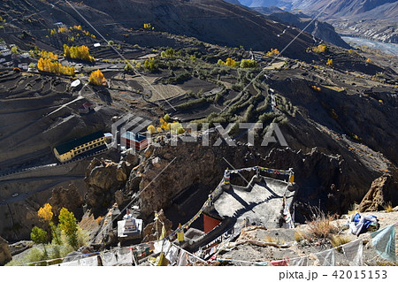 インドのヒマラヤ山岳地帯 スピティ谷のダンカル村 山の斜面に建つ住居と美しい山々 インドのヒマラヤ山岳地帯 スピティ谷のダンカル村 山の斜面に建つ住居と美しい山々 42015153