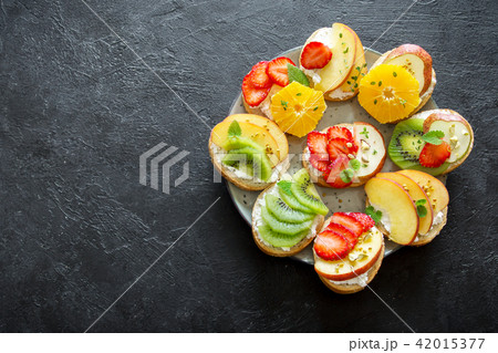Fruit dessert sandwiches Fruit dessert sandwiches 42015377