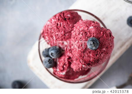 Blueberry ice cream 42015378