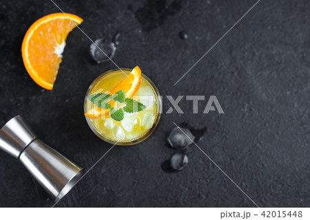 Gin and orange juice cocktail Gin and orange juice cocktail 42015448