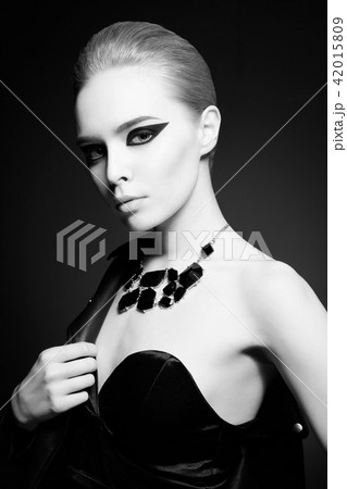 Woman with bright makeup 42015809
