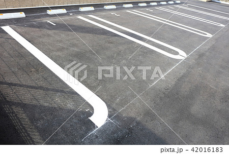 駐車場　アスファルトにラインを引いたばかりの駐車場 42016183