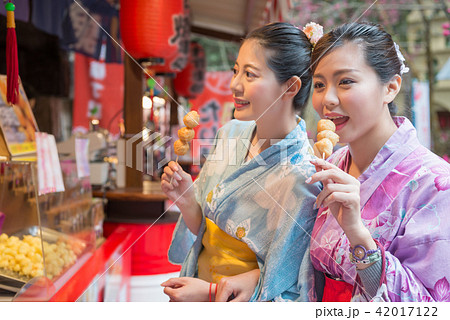 ladies eating the fried meat balls 42017122
