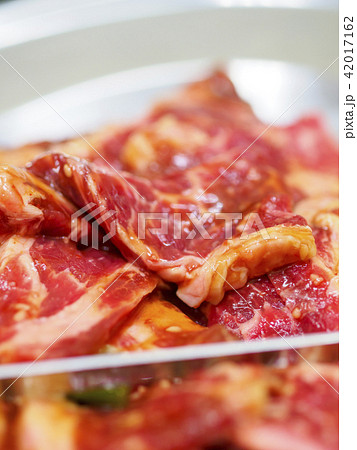 ラム肉(漬け込みジンギスカン)縦構図 ラム肉(漬け込みジンギスカン)縦構図 42017162