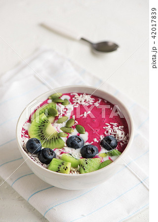 Smoothie breakfast bowl Smoothie breakfast bowl 42017839